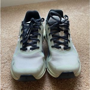 Women’s size 9 On Cloud running shoe.